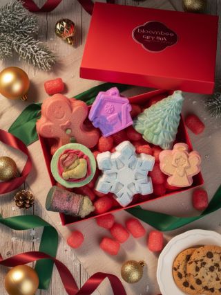 🎁✨ Anul acesta ți-am pregătit o surpriză de Crăciun care îți va încânta toate simțurile! Alege dintr-o varietate de cutii...